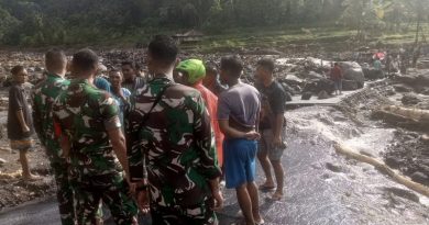 Personel Kodim 1625/Ngada Bantu Evakuasi Korban Banjir di Kabupaten Nagekeo Personel Kodim 1625/Ngada Bantu Evakuasi Korban Banjir di Kabupaten Nagekeo